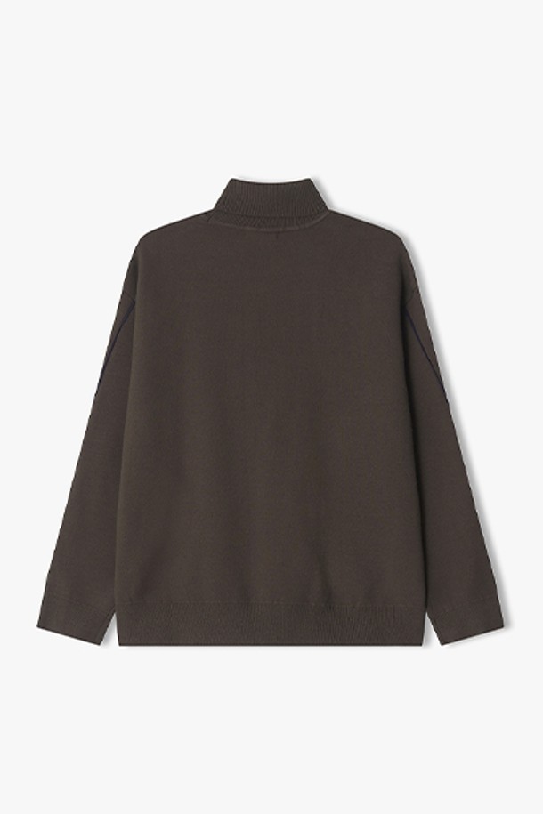 **[25FW][차은우 PICK] LLW51687 브라운 라인배색 롱터틀넥 니트**는 여성용으로, 가을과 겨울에 따뜻하게 입을 수 있는 두꺼운 니트 소재의 롱 터틀넥입니다. 부드러운 촉감과 베이직한 스타일로, 클래식, 미니멀, 캐주얼 룩에 모두 잘 어울립니다. 브라운 컬러에 라인 배색 디테일이 더해져 세련된 느낌을 주며, 긴 소매와 레귤러 핏으로 편안하게 착용 가능합니다. 일상에서 포근하고 스타일리시하게 연출하기 좋은 아이템입니다.
