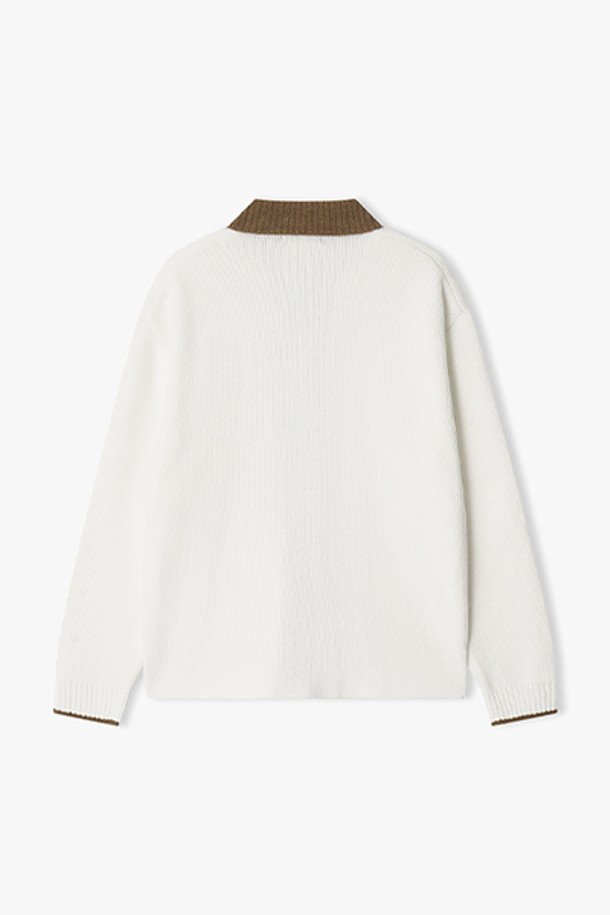 [25FW] LLW51606 아이보리 셔닐 클레릭 카라 가디건은 여성 고객을 위한 가을/겨울용 상의입니다. 부드러운 셔닐 소재로 제작되어 포근한 착용감을 선사하며, 레귤러핏과 긴소매 디자인으로 편안하게 착용할 수 있습니다. 아이보리 컬러의 무지 디자인에 클레릭 카라와 배색 디테일이 더해져 클래식한 무드를 연출합니다. 출근룩, 모임룩, 데이트룩 등 다양한 TPO에 활용 가능하며, 미니멀, 시크 스타일을 선호하는 고객에게 추천합니다. 두꺼운 두께감으로 따뜻함을 더하고, 집업 여밈 방식으로 간편하게 착용할 수 있습니다.
