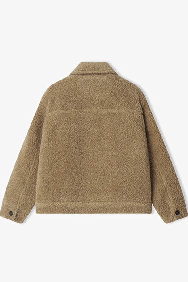 [25FW] LLW32601 베이지 부클 버튼업 재킷은 가을과 겨울 시즌, 여성 고객을 위해 디자인된 아우터입니다. 캐주얼, 베이직 스타일을 기반으로 하며, 데이트룩, 모임룩에 적합합니다. 부드러운 촉감의 두꺼운 부클 소재와 루즈핏, 크롭 기장으로 편안함과 스타일을 동시에 잡았습니다. 베이지 컬러에 무지 패턴, 긴 소매와 포켓 디테일이 돋보이며, 버튼 여밈 방식으로 간편하게 착용할 수 있습니다. 캐주얼, 클래식, 미니멀 스타일을 즐겨 입는 고객에게 추천합니다.
