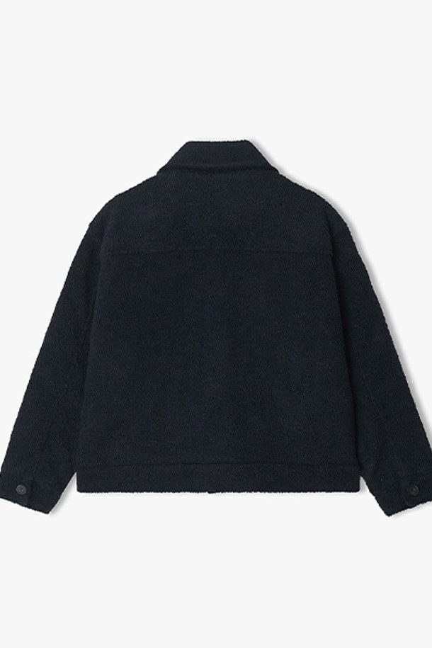 **[25FW] LLW32602 네이비 부클 버튼업 재킷**은 부드러운 촉감과 두꺼운 두께감으로 가을, 겨울 시즌 따뜻하게 착용할 수 있는 여성용 자켓입니다. 캐주얼, 베이직 스타일의 무지 디자인에 레귤러핏으로 제작되어 편안한 착용감을 제공합니다. 네이비 컬러의 부클 소재는 포근한 느낌을 주며 버튼 여밈 방식과 긴 소매 기장으로 클래식하면서도 미니멀한 스타일을 연출합니다. 출근룩 또는 모임룩으로 활용하기 좋으며, 다양한 스타일과 코디네이션이 용이합니다.
