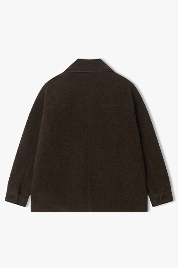 [25FW] LLW32603 다크브라운 칼라 디테쳐블 부클 버튼업 재킷은 가을, 겨울 시즌의 클래식하고 미니멀한 스타일을 연출하기에 좋은 아우터입니다. 부드러운 촉감의 두꺼운 부클 소재로 제작되어 보온성을 높였으며, 레귤러 핏으로 편안하게 착용 가능합니다. 다크브라운 컬러와 무지 디자인은 어떤 옷에도 잘 어울리며, 출근룩으로 활용하기 좋습니다. 칼라 디테쳐블 디자인으로 다양한 스타일을 연출할 수 있는 실용적인 자켓입니다. 긴 소매와 버튼 여밈 방식으로 클래식함을 더했습니다.
