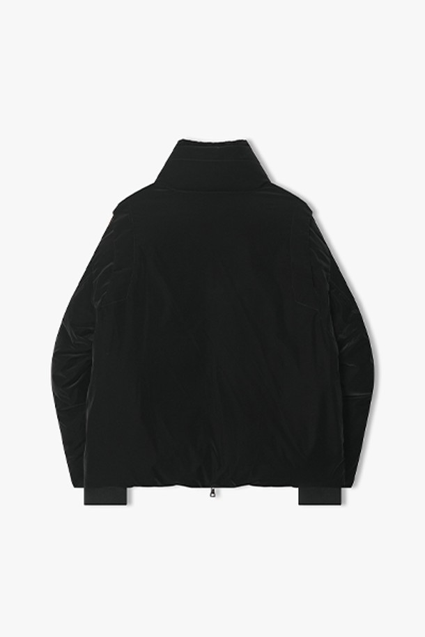 **[25FW] LLW22672 블랙 글로시 퍼 디테쳐블 덕다운 점퍼**는 여성용 아우터로, 가을과 겨울에 착용하기 좋은 두꺼운 두께감의 점퍼입니다. 모던한 스타일의 무지 패턴이며, 블랙 컬러로 어떤 옷에도 잘 어울립니다. 크롭 기장에 집업 여밈 방식이며, 레귤러핏으로 제작되었습니다. 부드러운 촉감의 덕다운 충전재와 긴 소매가 특징이며, 글로시한 광택과 탈부착 가능한 퍼 디테일이 고급스러운 느낌을 더합니다. 미니멀하면서도 클래식한 스타일을 연출하기 좋습니다.
