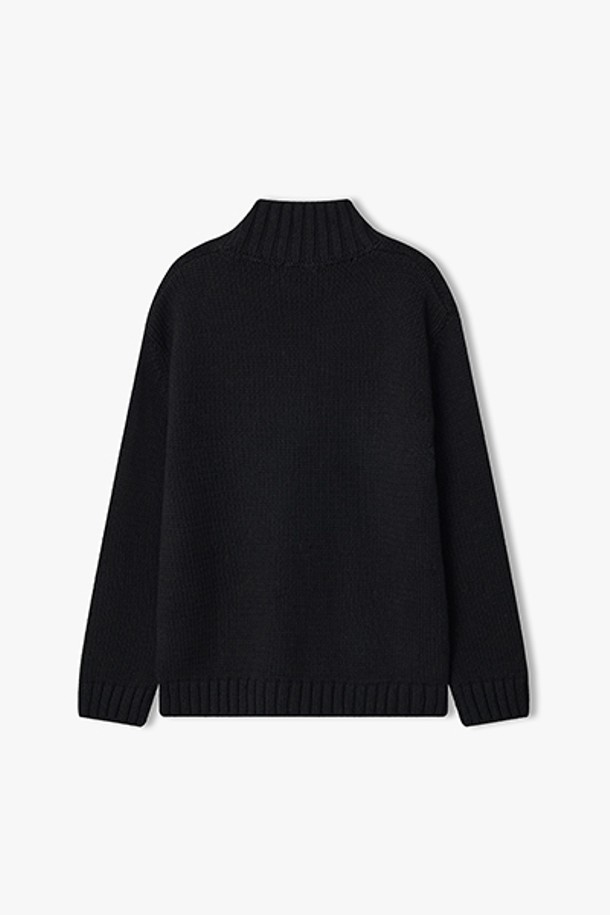 [25FW] LLW51625 블랙 인타샤 아트웍 하프 터틀넥 니트는 미니멀하고 클래식한 스타일을 추구하는 분들을 위한 겨울철 필수 아이템입니다. 면과 아크릴 혼방 소재로 제작되어 부드러운 촉감과 보온성을 제공하며, 하프 기장의 터틀넥 디자인으로 세련된 분위기를 연출합니다. 특히, 블랙 컬러 바탕에 인타샤 아트웍 디자인이 더해져 독특하고 개성 있는 포인트를 더합니다. 긴 소매 기장으로 다양한 스타일링이 가능하며, 일상에서 편안하게 착용하기 좋습니다.
