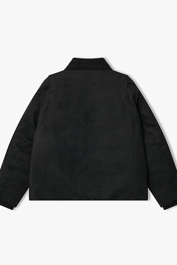 [25FW] LLW22680 블랙 스웨이드 덕다운 칼라 디테쳐블 점퍼는 부드러운 스웨이드 소재와 두꺼운 두께감으로 겨울철 따뜻함을 선사하는 점퍼입니다. 베이직한 디자인에 블랙 컬러, 무지 패턴으로 어떤 스타일에도 매치하기 용이하며, 레귤러핏으로 편안한 착용감을 제공합니다. 탈부착 가능한 칼라 디테일과 덕다운 충전재, 안감으로 보온성을 높였으며, 긴 소매와 집업 여밈 방식으로 제작되었습니다. 출근룩, 클래식, 미니멀, 캐주얼 스타일을 즐겨 입는 고객에게 적합합니다.
