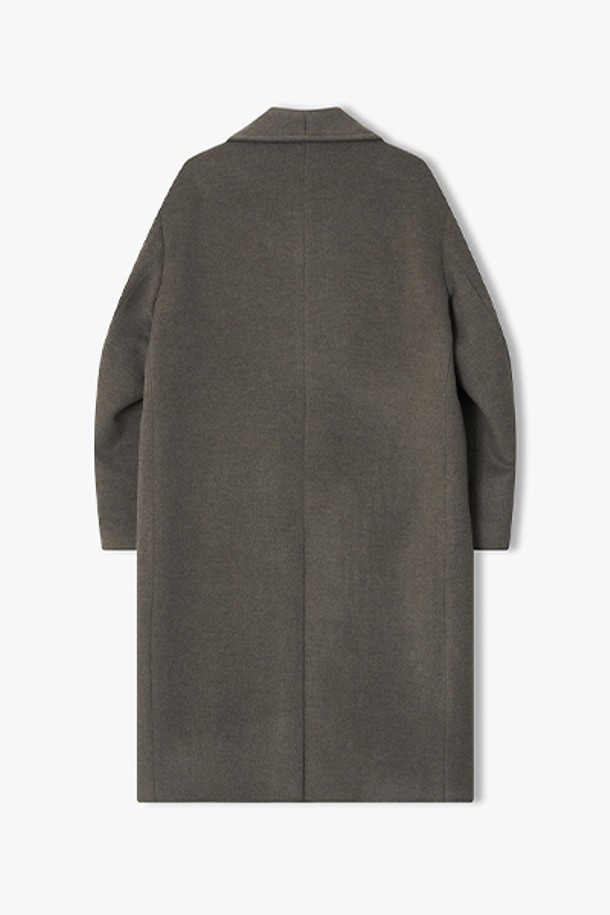 세련된 멜란지브라운 컬러의 [25FW] LLW21631 캐시미어블렌드 세미오버핏 숄카라 코트입니다. 울, 캐시미어, 나일론 혼방 소재로 제작되어 부드러운 촉감과 뛰어난 보온성을 자랑합니다. 롱 기장에 숄카라 디자인으로 클래식한 분위기를 연출하며, 세미오버핏으로 편안한 착용감을 제공합니다. 겨울철 출근룩, 오피스룩, 모임룩 등 다양한 TPO에 활용 가능하며, 미니멀하고 시크한 스타일을 완성할 수 있습니다. 버튼 여밈 방식으로 간편하게 착용할 수 있으며, 멜란지브라운 컬러가 고급스러운 느낌을 더합니다.
