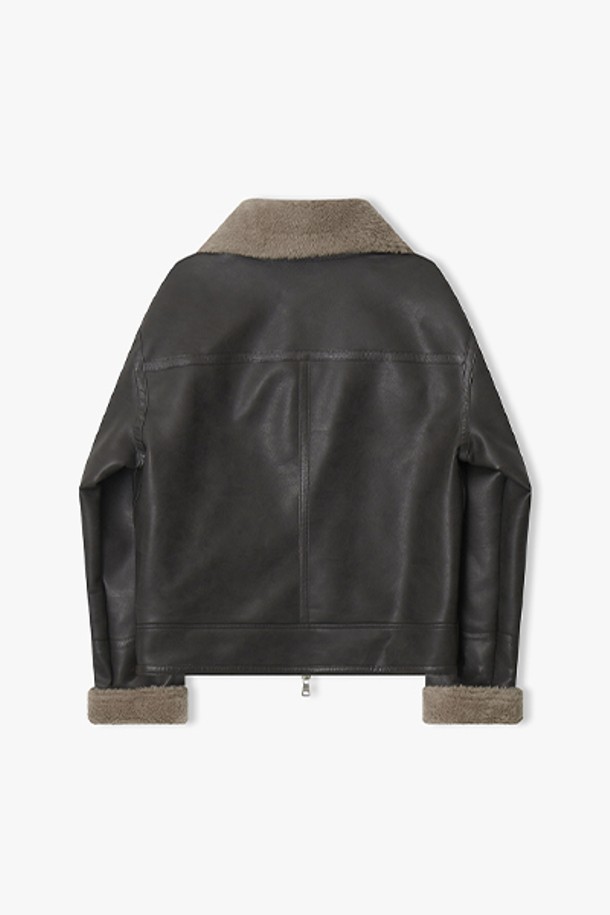 [25FW] LLW25654 브라운 오버핏 램 텍스처 무스탕은 부드러운 램스킨 소재로 제작되어 뛰어난 촉감을 자랑합니다. 가을과 겨울 시즌에 적합하며, 베이직한 스타일의 무지 디자인으로 다양한 룩에 활용하기 좋습니다. 오버핏 실루엣과 집업 여밈 방식, 긴 소매 기장, 텍스처 디테일이 특징입니다. 캐주얼, 클래식, 미니멀 스타일을 즐겨 입는 고객에게 추천하는 아우터입니다. 브라운과 블랙 두 가지 색상으로 출시되었습니다.
