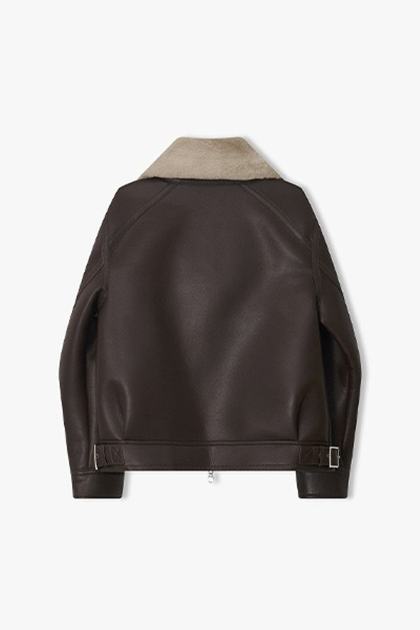 **[25FW] LLW25653 브라운 세미오버핏 램 텍스처 무스탕**

부드러운 램스킨 소재와 텍스처 디테일이 돋보이는 [25FW] LLW25653 브라운 세미오버핏 무스탕입니다. 가을, 겨울 시즌에 따뜻하게 착용할 수 있는 두꺼운 두께감의 무스탕으로, 안감은 퍼로 마감되어 포근한 착용감을 선사합니다. 베이직한 디자인으로 클래식하고 미니멀한 스타일을 연출하기 좋습니다. 집업 스타일의 레귤러 기장으로, 다양한 스타일에 활용하기 용이합니다. 세미 오버핏으로 편안하면서도 스타일리시한 핏을 제공합니다.
