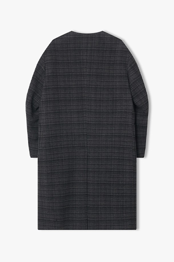 [25FW] LLW21635 그레이 체크 패턴 칼라리스 코트는 겨울 시즌 여성의 우아함을 더해줄 아우터입니다. 울 소재로 제작되어 따뜻하고 고급스러운 착용감을 선사하며, 레귤러 핏과 롱 기장으로 편안하면서도 세련된 실루엣을 연출합니다. 노칼라 디자인과 긴 소매는 미니멀하고 클래식한 분위기를 강조하며, 그레이 컬러의 체크 패턴이 시크한 스타일을 완성합니다. 출근룩, 오피스룩, 모임룩 등 다양한 TPO에 활용 가능하며, 클래식, 미니멀, 시크 스타일을 즐겨 입는 여성에게 추천합니다.
