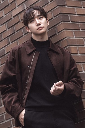 [리버클래시][26FW][이준호 PICK] LMF32803 다크브라운 인조가죽 커브드 라인 스웨이드 자켓