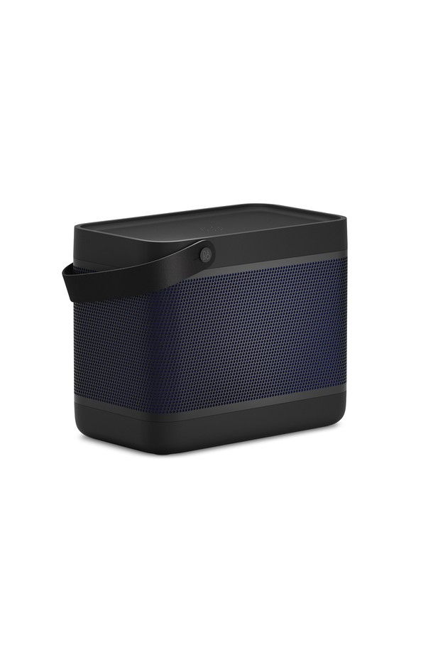 [뱅앤올룹슨] 베오릿 20 (Beolit 20) Black 블루투스 무선 스피커는 알루미늄, 폴리머, 가죽 소재를 사용하여 고급스러운 디자인을 자랑합니다. 블랙 안트라사이트와 그레이 미스트 색상으로 제공되며, 360도 True360 사운드를 통해 풍부한 음질을 경험할 수 있습니다. 블루투스 4.2, USB-C, 3.5mm 미니잭 연결을 지원하며, 최대 8시간 재생 가능한 3,200 mAh 배터리를 탑재했습니다. 무선 충전 및 USB-C 충전을 지원하며, 가죽 스트랩으로 휴대성을 높였습니다. 5가지 EQ 프리셋과 보조 배터리 기능도 제공합니다.
