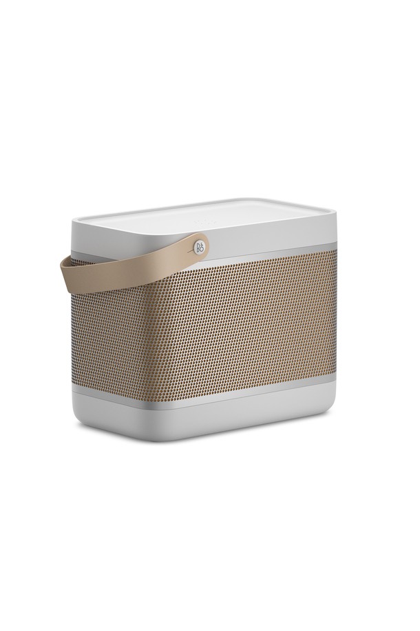 [뱅앤올룹슨] 베오릿 20 (Beolit 20) Grey 블루투스 무선 스피커는 알루미늄, 폴리머, 가죽 소재로 제작되었으며, 360도 사운드를 제공하여 공간 전체를 풍성하게 채웁니다. 블루투스 4.2, USB-C, 3.5mm 오디오잭을 통해 다양한 기기와 연결 가능하며, 최대 8시간 재생 가능한 3,200mAh 배터리를 탑재했습니다. 무선 충전 기능과 더불어, 가죽 스트랩 및 LED 배터리 표시등, 5개의 프리셋 EQ를 제공하여 사용 편의성을 높였습니다. 37Hz-20,000Hz의 주파수 범위와 93dB SPL의 최대 음압을 지원하며, 10-50m² 공간에서 최적의 음질을 경험할 수 있습니다. 135 x 230 x 189 mm 크기에 2700g의 무게로 휴대 및 설치가 용이합니다.