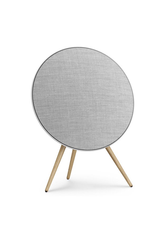 [뱅앤올룹슨] 베오사운드 A9 5세대 (Beosound A9 5th gen.) Natural 프리미엄 블루투스 스피커 Special Edition은 모던하고 미니멀한 스타일의 블루투스 스피커입니다. 알루미늄, 우드, 패브릭, 플라스틱 등 다양한 소재로 제작되었으며, 자연스러운 느낌을 주는 Natural Aluminum, Black Anthracite, Gold Tone의 세 가지 컬러 옵션을 제공합니다. 원형 디자인과 우드 다리, 프리미엄 패브릭 커버, 알루미늄 링이 조화롭게 어우러져 고급스러운 외관을 자랑합니다. 1x 400W 우퍼, 2x 200W 미드레인지, 2x 200W 풀레인지, 2x 150W 트위터로 구성된 스피커는 풍부하고 섬세한 사운드를 선사하며, 커스터마이징 가능한 사운드 EQ, 액티브 룸 보정, 어댑티브 베이스 선형화 등의 기능으로 완벽한 음질을 경험할 수 있습니다. 블루투스 5.3, Wi-Fi, 이더넷, USB-C, Chromecast, AirPlay 2, Spotify Connect를 지원하여 다양한 방식으로 연결 가능하며, 벽걸이 옵션을 통해 공간 활용도를 높일 수 있습니다.
