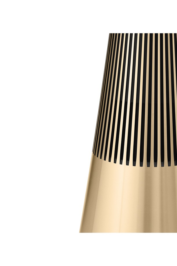 뱅앤올룹슨 베오사운드 2 3세대 (Beosound 2 3rd gen.) 골드 톤 프리미엄 블루투스 스피커는 알루미늄과 원목 소재로 제작된 미니멀하고 모던한 디자인의 블루투스 스피커입니다. 360도 사운드, 어쿠스틱 렌즈, Active Room Compensation, Adaptive Bass Linearization, Acoustic Lens Technology와 같은 다양한 기능을 통해 풍부하고 섬세한 음질을 제공합니다. 블루투스 5.3, 와이파이, 이더넷, USB-C를 지원하며, Deezer, Spotify Connect, AirPlay 2, Chromecast, TidalConnect 등 다양한 스트리밍 서비스를 이용할 수 있습니다. 2개의 30W 우퍼, 2개의 15W 미드레인지, 1개의 15W 트위터로 구성되어 강력한 사운드 성능을 자랑합니다. 근접 센서, 미니멀리스트 인터페이스를 통해 편리하게 조작할 수 있으며, 스테레오 페어링 및 멀티룸 오디오 기능으로 더욱 다채로운 경험을 선사합니다.
