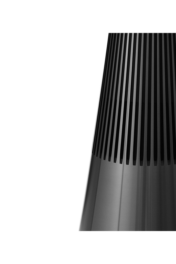뱅앤올룹슨 베오사운드 2 3세대 (Beosound 2 3rd gen.) Black 프리미엄 블루투스 스피커는 알루미늄 소재의 세련된 디자인이 돋보이는 실내 오디오입니다. 블랙 앤트러사이트 색상으로 출시되었으며, 360도 사운드, 액티브 룸 보정, 어쿠스틱 렌즈 기술을 통해 몰입감 넘치는 음질을 제공합니다. 블루투스 5.3, 와이파이, 에어플레이 2, 크롬캐스트, 스포티파이 커넥트를 지원하여 다양한 방식으로 음악을 즐길 수 있습니다. 우퍼 2개, 미드레인지 2개, 트위터 1개로 구성된 스피커는 풍부하고 섬세한 사운드를 구현하며, 근접 센서, 터치 컨트롤, 프리셋 버튼, 볼륨 휠, 트랙 네비게이션 등의 편리한 기능들을 갖추고 있습니다.
