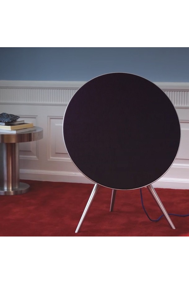 뱅앤올룹슨의 [Centennial Collection] 베오사운드 A9 5세대 Century Blue 프리미엄 블루투스 스피커는 실내 공간을 위한 스탠드형 스피커입니다. 원형 디자인과 모던한 스타일이 특징이며, 블루투스 연결을 통해 편리하게 음악을 감상할 수 있습니다. Century Blue 컬러는 세련되고 고급스러운 분위기를 더합니다. 프리미엄 사운드를 제공하여 풍부하고 섬세한 음질을 경험할 수 있습니다. 뱅앤올룹슨의 뛰어난 기술력과 디자인 감각이 돋보이는 제품입니다.
