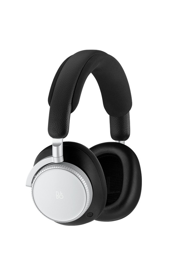 뱅앤올룹슨 베오플레이 H100 Black 100주년 기념 블루투스 무선 헤드폰은 알루미늄, 티타늄, 램스킨, 소가죽 등 프리미엄 소재와 모듈형 디자인으로 제작되어, 뛰어난 착용감과 세련된 외관을 자랑합니다. 40mm 티타늄 드라이버와 10-40,000Hz 주파수 범위를 지원하며, 노이즈 캔슬링, 블루투스, 멀티포인트 연결, 터치 인터페이스, 공간 음향, 방수/방진(IP53) 기능을 갖춰 일상과 음악 감상에 최적화되었습니다. 최대 32시간 사용 가능한 배터리와 5.3LE 블루투스 버전, 적응형 EQ, 돌비 애트모스 최적화, Hi-Res 오디오 지원 등 뱅앤올룹슨의 기술력이 집약된 100주년 기념 헤드폰입니다.
