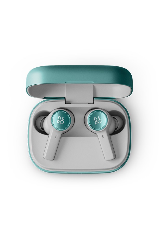 뱅앤올룹슨(Bang & Olufsen) 베오플레이 일레븐(Beoplay Eleven) 그린 노이즈 캔슬링 완전 무선 이어폰은 프리미엄 오디오 브랜드의 뛰어난 음질을 경험할 수 있는 제품입니다. 노이즈 캔슬링 기능을 통해 몰입감 있는 청취 환경을 제공하며, 완전 무선 방식으로 편리하게 사용할 수 있습니다. 충전 케이스가 포함되어 있어 휴대성을 높였으며, 블루투스 기능을 지원하여 다양한 기기와 간편하게 연결됩니다. 세련된 그린 컬러 디자인은 시각적인 만족감까지 선사합니다. 뱅앤올룹슨 베오플레이 일레븐으로 언제 어디서든 고품질의 음악을 즐겨보세요.
