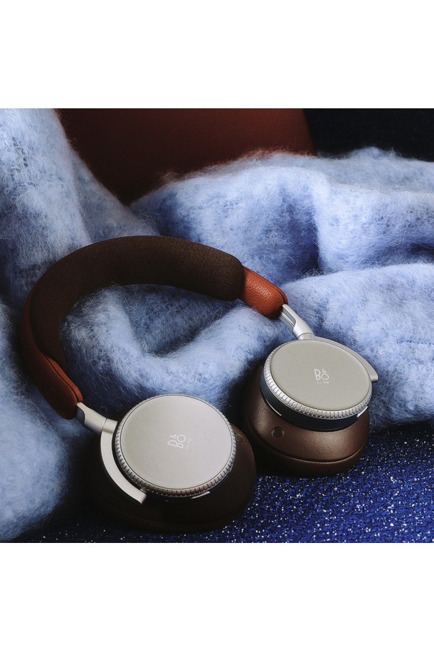 뱅앤올룹슨(Bang & Olufsen) 베오플레이 H100 Century Brown 블루투스 무선 헤드폰은 Centennial Collection 한정판으로 출시되었습니다. 고급스러운 Century Brown 색상과 플라스틱, 메탈, 가죽 소재의 조합으로 세련된 디자인을 자랑합니다. 무선 블루투스 연결을 통해 편리하게 음악을 감상할 수 있으며, 뛰어난 음질을 제공합니다. 베오플레이 H100은 심플하면서도 감각적인 디자인으로, 편안한 착용감과 함께 스타일리시한 외관을 연출합니다. 뱅앤올룹슨의 기술력으로 완성된 이 헤드폰은 음악 감상의 즐거움을 더해줄 것입니다.
