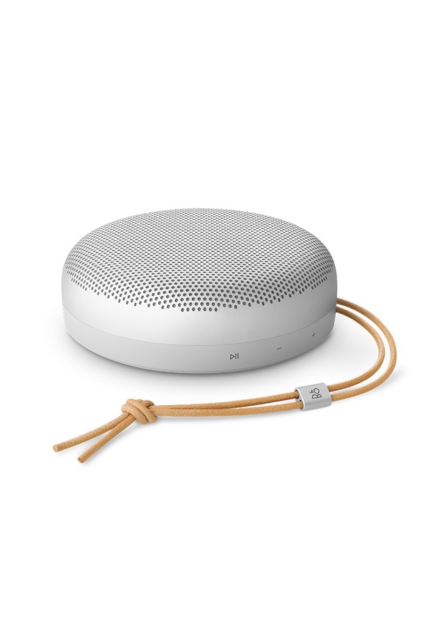 뱅앤올룹슨 베오사운드 A1 3세대 (Beosound A1 3rd Gen.) 블루투스 방수 무선 스피커는 미니멀한 디자인과 뛰어난 음질을 제공합니다. 조약돌에서 영감을 받은 디자인과 둥근 모서리, 정밀 가공된 알루미늄 구조가 돋보이며, Natural Aluminium, Honey Tone, Eucalyptus Green 세 가지 색상으로 출시되었습니다. IP67 등급의 방수 기능을 갖춰 실내 및 실외에서 모두 사용할 수 있으며, 최대 24시간 재생이 가능합니다. aptX Adaptive, AAC 코덱을 지원하며, 6개의 물리적 컨트롤 버튼과 앱을 통한 EQ 커스터마이징, Google Fast Pair, Microsoft Swift Pair 기능도 제공합니다.
