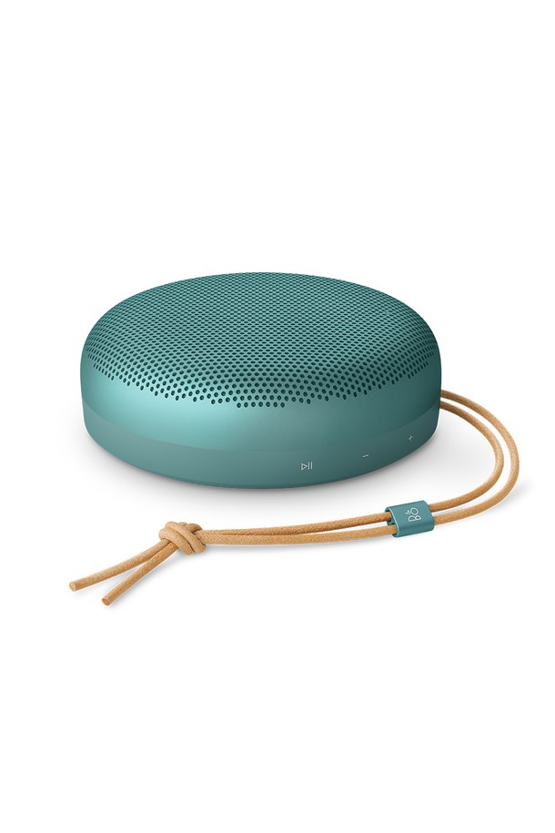 [뱅앤올룹슨] 베오사운드 A1 3세대 블루투스 방수 무선 스피커 Green은 미니멀한 디자인과 뛰어난 성능을 자랑하는 블루투스 스피커입니다. 알루미늄과 폴리머 소재로 제작되어 내구성이 뛰어나며, IP67 방수/방진 기능으로 실내외 어디에서든 자유롭게 사용 가능합니다. 한 번 충전으로 최대 24시간 재생이 가능하며, USB-C 충전을 지원하여 편리합니다. 물방울 형태 디자인과 6개의 물리 버튼, 앱 연동 EQ 설정으로 사용 편의성을 높였습니다. 스테레오 페어링 및 멀티포인트 연결을 지원하여 다양한 기기와 연결하여 풍부한 사운드를 즐길 수 있습니다.
