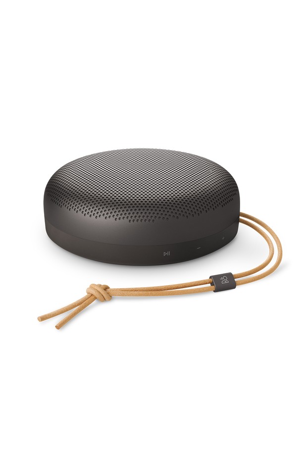 뱅앤올룹슨 베오사운드 A1 3세대 (Beosound A1 3rd Gen.) 블루투스 방수 무선 스피커는 알루미늄, 가죽, 폴리머 소재로 제작되었으며, 세련된 Granite 색상을 자랑합니다. IP67 방수 등급으로 물이나 먼지로부터 보호하며, 최대 24시간 재생 가능한 배터리를 탑재했습니다. 360도 사운드를 제공하며, 블루투스 5.1, USB-C 연결을 지원합니다. 30W 우퍼 및 30W 트위터로 구성된 스피커는 13.3 x 4.6 x 13.3cm 크기에 576g의 무게로 휴대성을 높였습니다. 마이크 내장 및 스테레오 페어링, 앱을 통한 EQ 커스터마이징, 멀티포인트 연결, 스트랩을 포함한 휴대용 디자인이 특징입니다.
