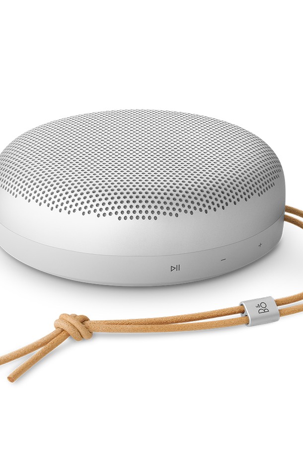 뱅앤올룹슨 베오사운드 A1 3세대 (Beosound A1 3rd Gen.) 블루투스 방수 무선 스피커는 미니멀한 디자인과 뛰어난 음질을 제공합니다. 조약돌에서 영감을 받은 디자인과 둥근 모서리, 정밀 가공된 알루미늄 구조가 돋보이며, Natural Aluminium, Honey Tone, Eucalyptus Green 세 가지 색상으로 출시되었습니다. IP67 등급의 방수 기능을 갖춰 실내 및 실외에서 모두 사용할 수 있으며, 최대 24시간 재생이 가능합니다. aptX Adaptive, AAC 코덱을 지원하며, 6개의 물리적 컨트롤 버튼과 앱을 통한 EQ 커스터마이징, Google Fast Pair, Microsoft Swift Pair 기능도 제공합니다.
