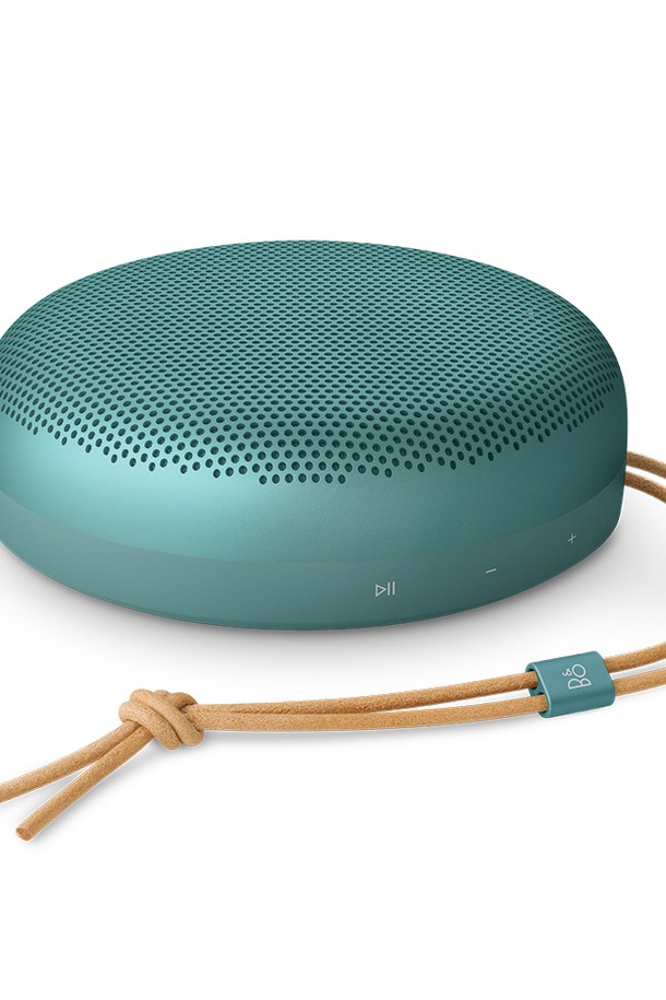 [뱅앤올룹슨] 베오사운드 A1 3세대 블루투스 방수 무선 스피커 Green은 미니멀한 디자인과 뛰어난 성능을 자랑하는 블루투스 스피커입니다. 알루미늄과 폴리머 소재로 제작되어 내구성이 뛰어나며, IP67 방수/방진 기능으로 실내외 어디에서든 자유롭게 사용 가능합니다. 한 번 충전으로 최대 24시간 재생이 가능하며, USB-C 충전을 지원하여 편리합니다. 물방울 형태 디자인과 6개의 물리 버튼, 앱 연동 EQ 설정으로 사용 편의성을 높였습니다. 스테레오 페어링 및 멀티포인트 연결을 지원하여 다양한 기기와 연결하여 풍부한 사운드를 즐길 수 있습니다.
