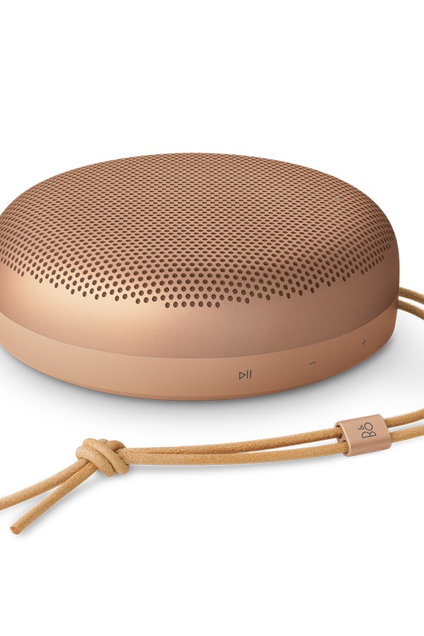 뱅앤올룹슨 베오사운드 A1 3세대 블루투스 스피커는 Honey 색상으로, 알루미늄과 가죽 소재를 사용하여 고급스러운 디자인을 자랑합니다. IP67 등급의 방수 기능을 지원하여 실내 및 실외, 휴대용으로 사용하기에 적합하며, 최대 24시간 사용 가능한 배터리 성능을 제공합니다. 블루투스 5.1, USB-C 연결을 지원하며, 30W 우퍼와 30W 트위터로 구성된 스피커는 54-20,000Hz의 주파수 응답으로 풍부한 사운드를 선사합니다. 음성 비서 지원, 스테레오 페어링, 멀티포인트 연결 기능을 통해 더욱 편리하게 사용할 수 있으며, 크기는 13.3 x 4.6 x 13.3cm, 무게는 576g입니다.
