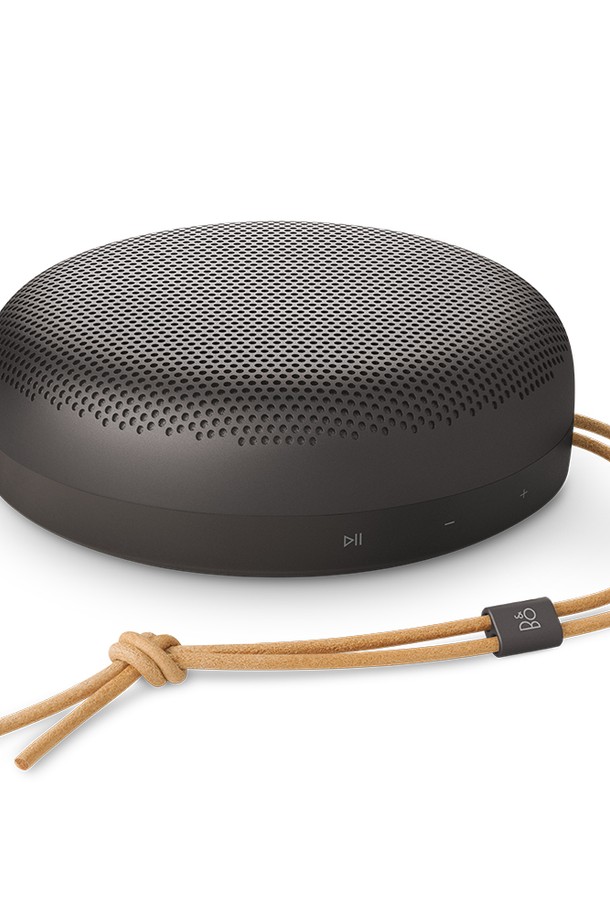 뱅앤올룹슨 베오사운드 A1 3세대 (Beosound A1 3rd Gen.) 블루투스 방수 무선 스피커는 알루미늄, 가죽, 폴리머 소재로 제작되었으며, 세련된 Granite 색상을 자랑합니다. IP67 방수 등급으로 물이나 먼지로부터 보호하며, 최대 24시간 재생 가능한 배터리를 탑재했습니다. 360도 사운드를 제공하며, 블루투스 5.1, USB-C 연결을 지원합니다. 30W 우퍼 및 30W 트위터로 구성된 스피커는 13.3 x 4.6 x 13.3cm 크기에 576g의 무게로 휴대성을 높였습니다. 마이크 내장 및 스테레오 페어링, 앱을 통한 EQ 커스터마이징, 멀티포인트 연결, 스트랩을 포함한 휴대용 디자인이 특징입니다.
