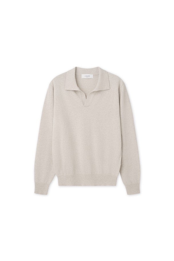 [남녀공용] 사티에 메리노울 폴로 니트 오트밀은 부드러운 메리노울 소재로 제작되어 가을과 겨울에 따뜻하게 착용하기 좋은 니트입니다. 베이직하고 클래식한 스타일로, 레귤러핏과 폴로넥 디자인이 특징입니다. 톤 다운된 오트밀 컬러의 무지 패턴으로 어떤 스타일에도 쉽게 매치할 수 있으며, 출근룩이나 비즈니스 캐주얼에도 잘 어울립니다. 긴 소매 기장과 두꺼운 두께감으로 포근함을 더하며, 미니멀하고 캐주얼한 스타일을 연출하기 좋습니다.
