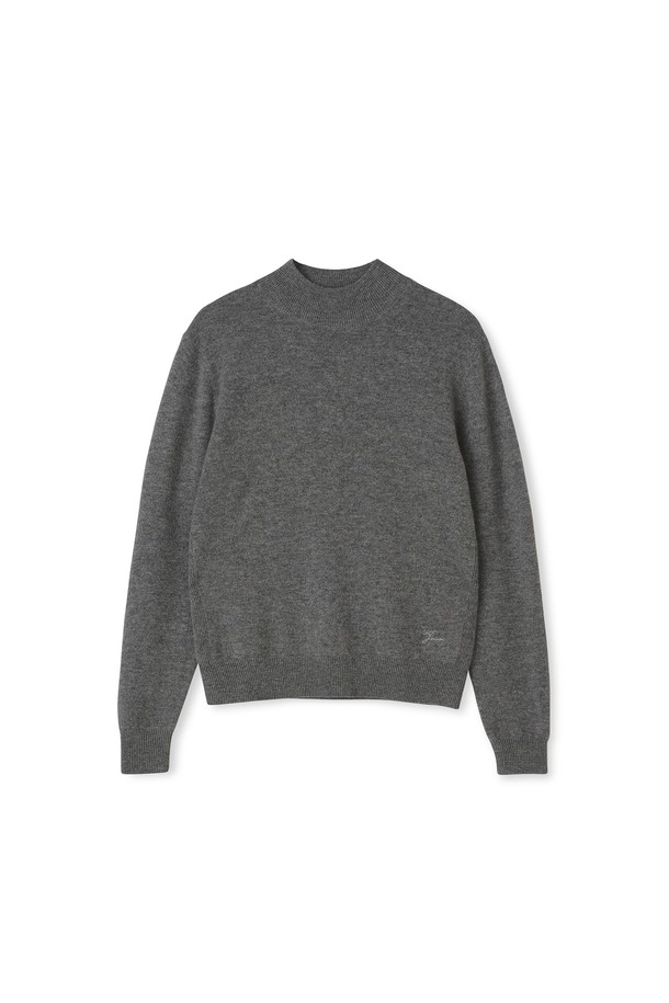 [남녀공용] 캐시미어 에센셜 블렌드 모크넥 차콜은 가을과 겨울에 어울리는 두꺼운 두께감의 모크넥 니트입니다. 부드러운 촉감의 캐시미어 혼방 소재로 제작되어 편안한 착용감을 선사하며, 레귤러 핏과 긴 소매 기장으로 디자인되었습니다. 차콜 컬러와 베이직한 디자인은 클래식, 미니멀, 캐주얼 스타일 모두에 잘 어울립니다. 출근룩, 비즈니스 캐주얼 등 다양한 TPO에 활용하기 좋은 에센셜 아이템입니다. 무지 패턴으로 어떤 하의와도 쉽게 매치할 수 있어 활용도가 높습니다.
