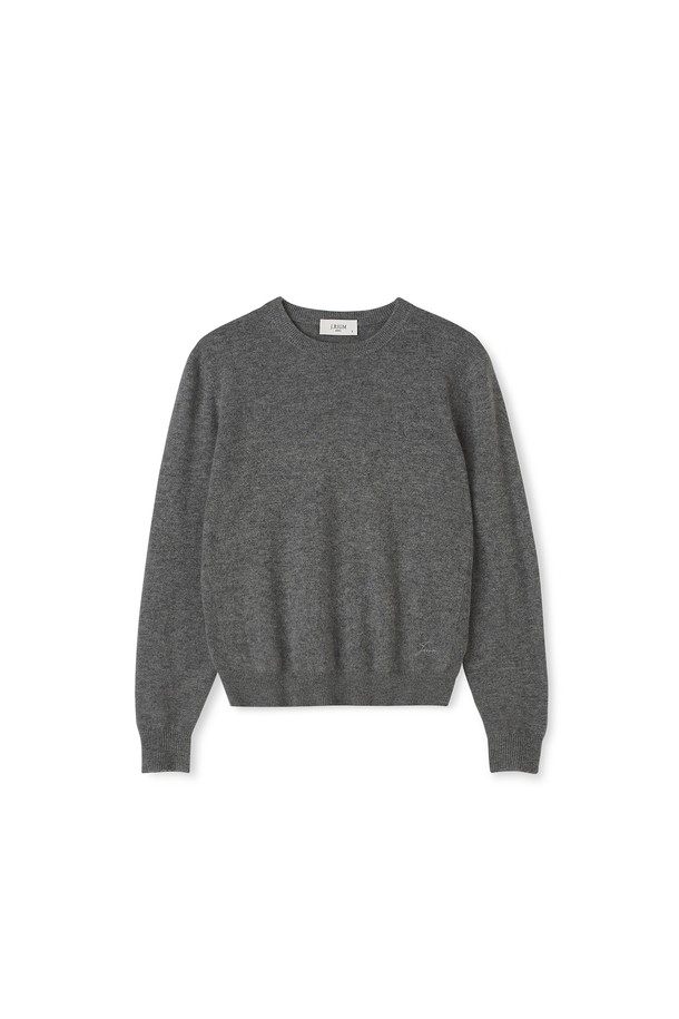 [남녀공용] 캐시미어 에센셜 블렌드 라운드넥 차콜은 부드러운 터치감과 우수한 보온성을 자랑하는 니트 스웨터입니다. 캐시미어와 메리노 울의 혼방으로 제작되어 뛰어난 통기성과 균일한 내구성을 제공하며, 유연하고 탄력적인 착용감을 선사합니다. 라운드넥 디자인에 차콜 컬러로, 출근룩이나 데이트룩과 같은 TPO는 물론, 클래식, 미니멀, 캐주얼 스타일 모두 소화 가능합니다. 긴 소매와 스탠다드핏으로 제작되었으며, 소매 왼쪽 하단 자수 디테일과 립 조직 디테일이 특징입니다. 두꺼운 두께감으로 가을, 겨울, 초봄까지 활용할 수 있습니다.
