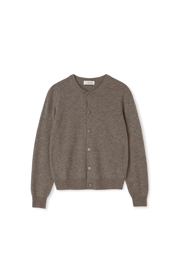 [남녀공용] 캐시미어 에센셜 블렌드 라운드넥 가디건 브라운은 내몽골산 프리미엄 캐시미어 30%와 슈퍼 파인 메리노 울 70%를 혼방하여 부드러운 촉감을 선사합니다. 가을, 겨울, 봄 시즌에 활용하기 좋은 두꺼운 두께감의 레귤러핏 가디건으로, 베이직하고 캐주얼한 스타일을 연출합니다. 라운드넥 디자인에 립 조직 소매, 왼쪽 하단 자수 디테일이 돋보이며, 유니섹스 디자인으로 남녀 모두 편안하게 착용할 수 있습니다. 출근룩과 데이트룩 등 다양한 TPO에 맞춰 캐주얼, 클래식, 미니멀 스타일을 완성해보세요. 브라운 컬러는 어떤 옷에도 잘 어울려 활용도가 높습니다.
