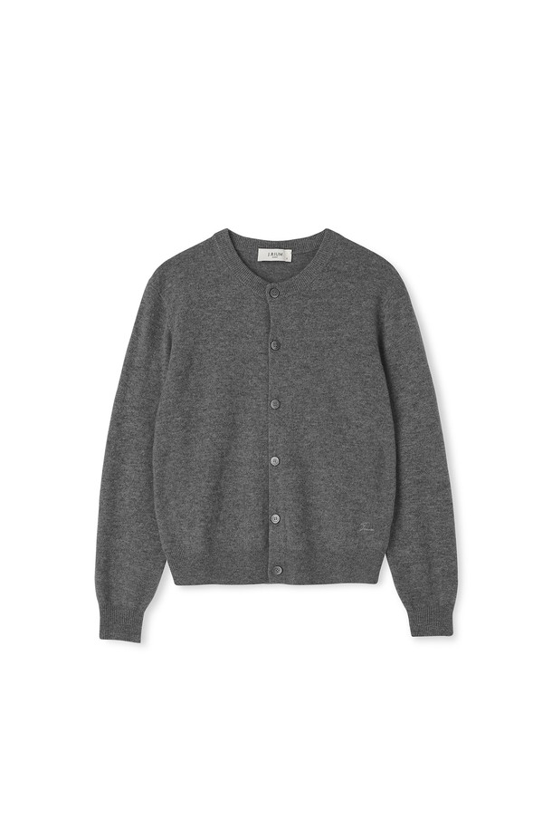 [남녀공용] 캐시미어 에센셜 블렌드 라운드넥 가디건 차콜은 내몽골산 프리미엄 캐시미어 30%와 메리노 울 70%를 혼방하여 부드러운 촉감을 선사하는 가을, 겨울, 봄 시즌용 가디건입니다. 레귤러핏에 라운드넥 디자인으로, 베이직하고 클래식한 스타일을 연출하며, 출근룩, 오피스룩, 모임룩 등 다양한 TPO에 활용할 수 있습니다. 1.5배 높은 편직 밀도로 제작되어 보온성을 높였으며, 립 조직 소매와 왼쪽 하단 자수 디테일로 포인트를 더했습니다. 차콜 컬러의 무지 디자인으로 미니멀한 스타일을 즐기는 분들께 추천합니다.
