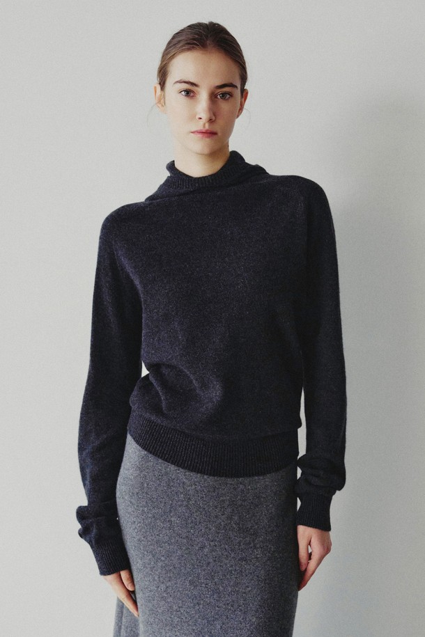 [남녀공용] 포든 메리노울 모크넥 후디 차콜은 가을과 겨울에 어울리는 베이직하고 미니멀한 스타일의 니트/스웨터입니다. 부드러운 촉감의 메리노울 소재로 제작되었으며, 두꺼운 두께감으로 따뜻하게 착용할 수 있습니다. 레귤러 핏에 긴 소매 기장, 모크넥과 후디 디테일이 더해져 포근한 느낌을 줍니다. 차콜 컬러의 무지 디자인으로 다양한 룩에 활용하기 좋은 데일리 아이템입니다.
