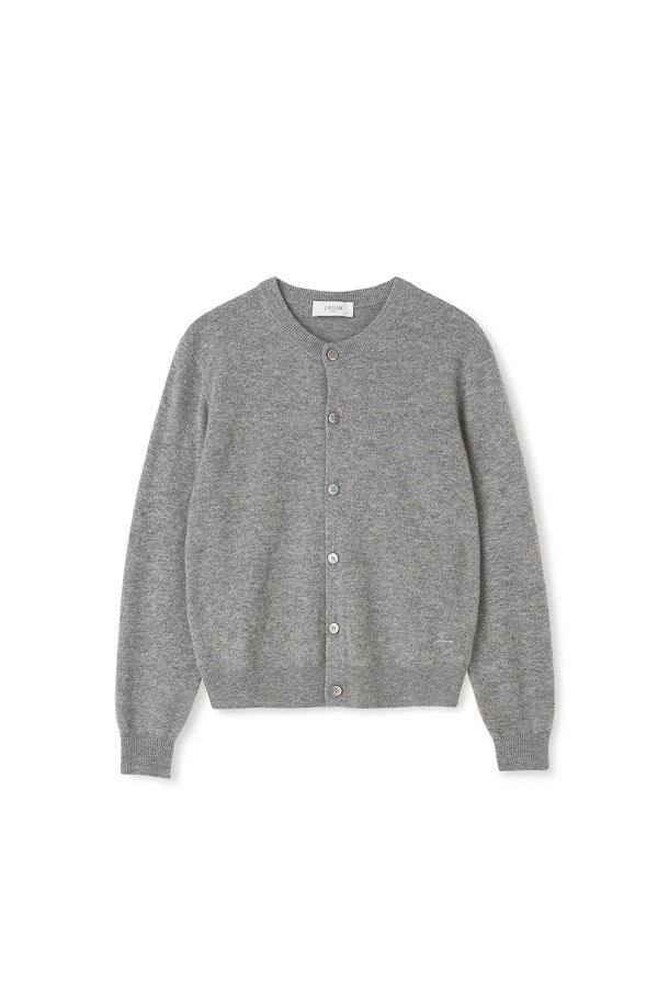 [남녀공용] 캐시미어 에센셜 블렌드 라운드넥 가디건 그레이는 부드러운 촉감의 캐시미어와 울 혼방 소재로 제작되어 가을, 겨울, 봄까지 폭넓게 활용 가능한 두꺼운 두께감의 가디건입니다. 베이직한 디자인에 스탠다드 핏으로 어떤 스타일에도 잘 어울리며, 라운드넥으로 제작되어 편안한 착용감을 선사합니다. 1.5배 편직 밀도로 제작되어 높은 퀄리티를 자랑하며, 립 조직 소매와 왼쪽 하단의 자수 디테일이 은은한 포인트를 더합니다. 출근룩, 클래식, 미니멀, 캐주얼 등 다양한 TPO와 스타일에 매치하여 활용해보세요.
