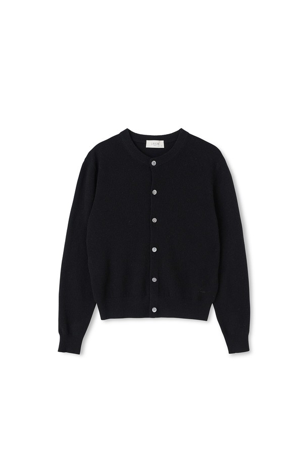 [남녀공용] 캐시미어 에센셜 블렌드 라운드넥 가디건 블랙은 내몽골산 프리미엄 캐시미어 30%와 메리노 울 70%를 혼방하여 부드러운 촉감과 뛰어난 보온성을 제공합니다. 베이직하고 클래식한 스타일로 출근룩, 비즈니스 캐주얼, 모임룩 등 다양한 TPO에 활용 가능합니다. 스탠다드핏에 긴 소매, 라운드넥 디자인으로, 립 조직 소매와 왼쪽 하단 자수 디테일이 특징입니다. 편직 밀도를 높여 균일한 내구성과 우수한 통기성을 자랑하며, 가을, 겨울, 봄 시즌에 착용하기 좋습니다. 미니멀한 디자인으로 어떤 스타일에도 쉽게 매치할 수 있는 필수 아이템입니다.
