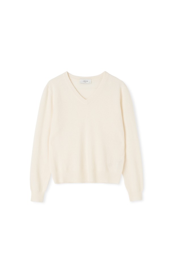 [남녀공용] 캐시미어 에센셜 블렌드 브이넥 아이보리는 부드러운 촉감의 캐시미어와 메리노울 혼방 소재로 제작되어 가을, 겨울, 봄까지 활용 가능한 두꺼운 두께의 브이넥 니트/스웨터입니다. 립 조직 소매와 왼쪽 하단의 자수 디테일이 특징이며, 유니섹스 디자인으로 남녀 모두 편안하게 착용할 수 있습니다. 레귤러핏으로 제작되었으며, 베이직한 스타일과 아이보리, 브라운, 그레이, 차콜, 블랙의 다양한 색상으로 출시되어 데이트룩, 출근룩 등 다채로운 스타일 연출에 용이합니다. 편직 밀도를 높여 내구성을 강화했고, 통기성이 뛰어나 오랫동안 쾌적하게 착용할 수 있습니다. 미니멀, 클래식, 캐주얼 스타일을 즐겨 입는 분들께 추천합니다.
