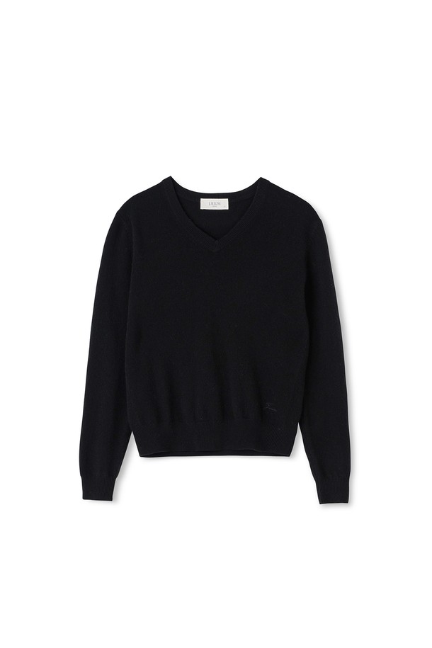 [남녀공용] 캐시미어 에센셜 블렌드 브이넥 블랙은 가을과 겨울에 어울리는 베이직 스타일의 니트/스웨터입니다. 부드러운 촉감의 캐시미어 소재와 레귤러핏으로 제작되어 편안한 착용감을 선사합니다. 크롭 기장의 긴소매 디자인과 브이넥 네크라인이 특징이며, 미니멀하고 클래식한 분위기를 연출합니다. 무지 스타일의 블랙 컬러로 다양한 룩에 활용하기 좋은 데일리 아이템입니다. 일상복으로 활용하기에 적합합니다.
