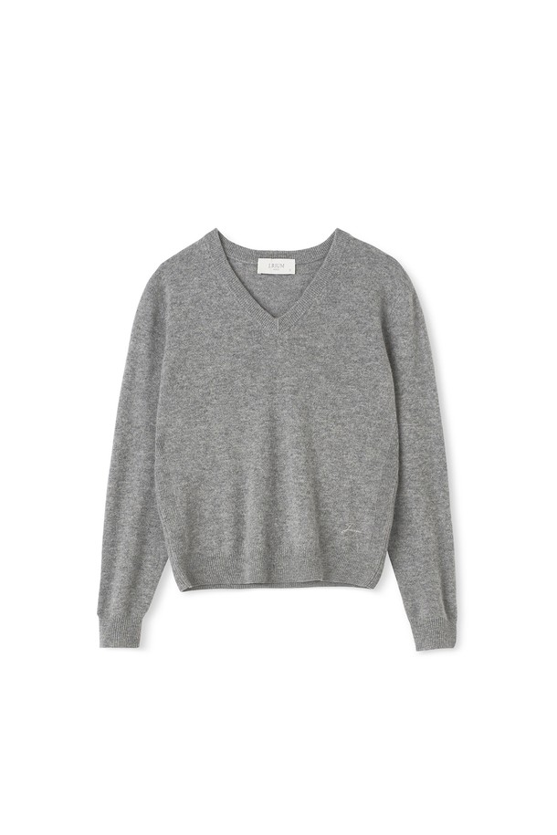 [남녀공용] 캐시미어 에센셜 블렌드 브이넥 그레이는 부드러운 촉감의 캐시미어 소재로 제작되어 가을과 겨울에 따뜻하게 착용할 수 있는 니트/스웨터입니다. 미니멀하고 베이직한 스타일로 일상복으로 활용하기 좋으며, 레귤러핏의 긴소매 디자인과 얇은 두께감으로 편안한 착용감을 선사합니다. 크롭 기장의 브이넥 디자인은 세련된 느낌을 더하며, 무지 패턴의 그레이 컬러는 어떤 옷에도 잘 어울려 활용도가 높습니다. 에센셜 블렌드 소재로 제작되어 부드러움과 고급스러운 분위기를 동시에 느낄 수 있습니다.
