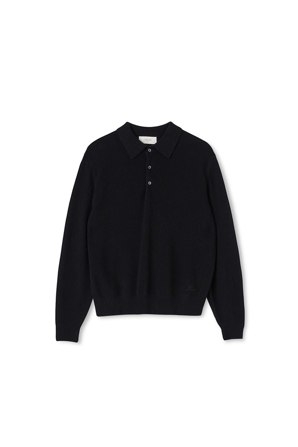 [남녀공용] 캐시미어 에센셜 블렌드 폴로넥 블랙은 부드러운 촉감과 고급스러운 광택이 돋보이는 폴로넥 니트입니다. 프리미엄 캐시미어와 울을 혼방하여 제작되었으며, 1.5배 높은 편직 밀도로 보온성과 내구성을 높였습니다. 스탠다드 핏과 레귤러 기장으로 편안한 착용감을 선사하며, 립 조직 디테일과 소매 왼쪽 하단의 자수가 은은한 포인트를 더합니다. 가을, 겨울, 봄 시즌 출근룩, 비즈니스 캐주얼, 모임룩 등 다양한 TPO에 활용 가능한 베이직하고 시크한 아이템입니다.
