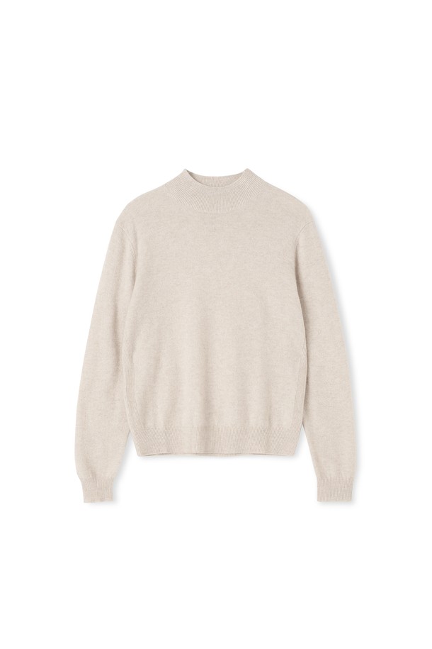 부드러운 캐시미어 혼방 소재로 제작된 남녀공용 모크넥 니트입니다. 은은한 오트밀 컬러가 어떤 스타일에도 잘 어울리는 베이직한 디자인입니다. 가을, 겨울 시즌에 따뜻하게 착용하기 좋으며, 레귤러 핏으로 편안한 착용감을 선사합니다. 미니멀하고 클래식한 스타일을 즐겨 입는 분들께 추천합니다. 긴 소매 기장과 두께감으로 포근함을 더했습니다.
