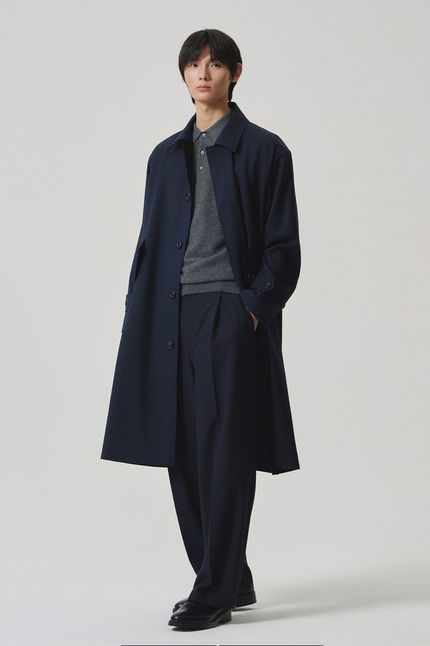 **데번 드롭 숄더 싱글 브레스티드 코트 네이비**는 미니멀하고 클래식한 스타일을 추구하는 남성들을 위한 겨울, 가을용 아우터입니다. 울 소재로 제작되어 두꺼운 두께감을 자랑하며, 드롭 숄더 디자인과 오버핏으로 편안한 착용감을 선사합니다. 싱글 버튼 여밈 방식과 롱 기장으로 시크한 분위기를 연출하며, 네이비 컬러는 다양한 TPO에 활용 가능한 세련된 매력을 더합니다. 출근룩, 비즈니스 캐주얼, 모임룩 등 폭넓은 스타일에 매치하여 스타일리시한 룩을 완성해보세요.
