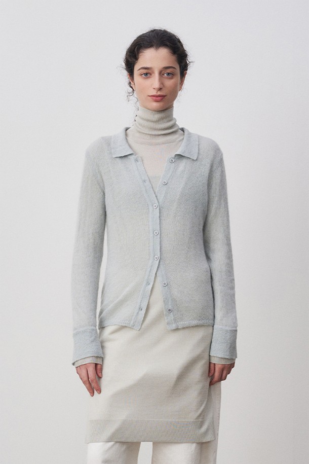 코라 키드 모헤어 폴로 니트 셔츠 블루는 여성스러운 분위기를 연출하는 가을, 겨울용 상의입니다. 부드러운 키드 모헤어 혼방 소재로 제작되어 얇지만 따뜻한 착용감을 선사하며, 릴랙스 핏으로 편안하게 착용할 수 있습니다. 은은하게 비치는 반투명한 두께감과 털털한 텍스처가 특징이며, 깔끔한 홀로 칼라와 앞면 버튼 디테일이 세련된 느낌을 더합니다. 데이트룩, 카페룩, 겨울 데일리룩 등 다양한 TPO에 잘 어울리며, 클래식, 미니멀, 로맨틱 스타일을 즐기는 분들께 추천합니다. 단독으로 또는 가벼운 아우터와 함께 매치하여 우아하고 베이직한 스타일을 연출해보세요.
