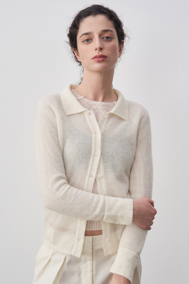 코라 키드 모헤어 폴로 니트 셔츠 아이보리는 부드러운 촉감과 포근함을 선사하는 여성용 니트/스웨터입니다. 키드 모헤어, 나일론, 울 소재를 혼방하여 얇지만 따뜻하며, 은은하게 비치는 텍스처와 헤어리한 텍스처가 특징입니다. 클래식하고 베이직한 디자인으로, 데이트룩, 카페룩, 겨울 데일리룩 등 다양한 TPO에 활용하기 좋습니다. 플렉스드 핏의 긴소매 폴로 셔츠로 단독 착용은 물론, 아우터로도 활용 가능하여 실용적입니다. 아이보리, 베이지, 블루 세 가지 컬러로 만나보세요.
