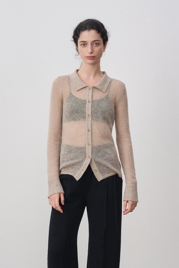 코라 키드 모헤어 폴로 니트 셔츠 베이지는 부드러운 촉감과 은은하게 비치는 텍스처가 특징인 여성용 니트입니다. 키드 모헤어, 나일론, 울 혼방 소재로 제작되어 봄, 가을에 착용하기 좋으며, 릴랙스핏 디자인으로 편안한 착용감을 선사합니다. 폴로넥과 긴 소매, 헤어리한 텍스처가 클래식하면서도 세련된 분위기를 연출하며, 프론트 버튼 디테일로 포인트를 더했습니다. 베이지, 아이보리, 블루 3가지 색상으로 출시되었으며, 단독 또는 아우터와 함께 레이어드하여 다양한 스타일을 연출할 수 있습니다. 데이트룩, 카페룩, 모임룩 등 다양한 TPO에 활용 가능한 아이템입니다.
