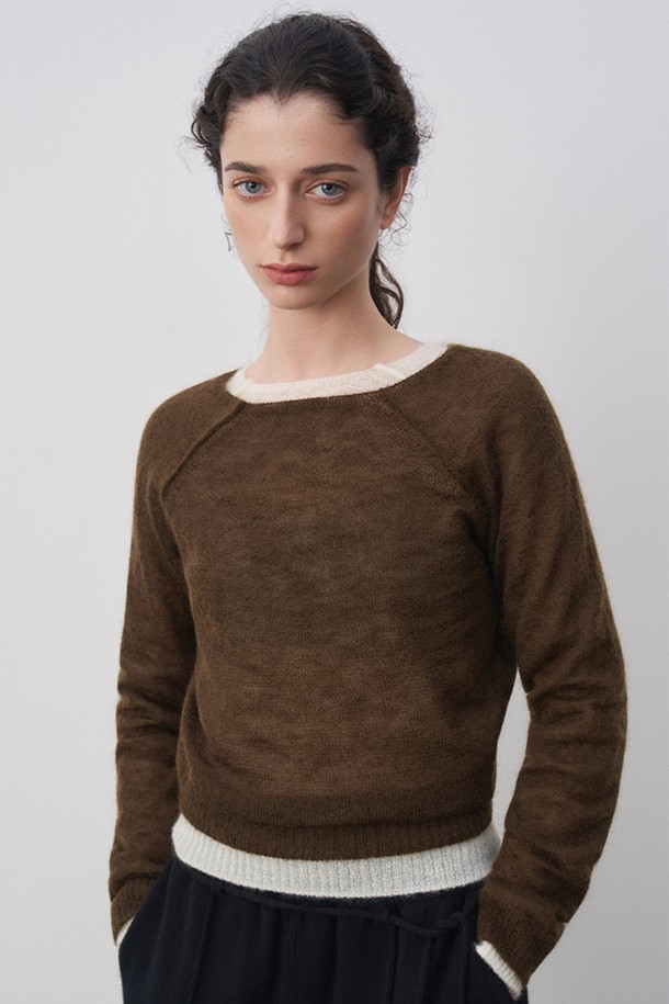 이리나 키드 모헤어 라운드넥 풀오버 브라운은 부드러운 촉감과 헤어리한 텍스처가 돋보이는 여성용 니트 스웨터입니다. 가을, 겨울에 어울리는 얇은 두께감으로, 키드 모헤어, 나일론, 울 혼방 소재로 제작되어 포근함을 선사합니다. 릴랙스핏 디자인에 라운드넥으로 편안한 착용감을 제공하며, 래글런 슬리브와 전면 래글런 절개선, 사시 봉제 디테일이 특징입니다. 베이직한 스타일로 다양한 룩에 매치하기 좋으며, 데이트룩, 카페룩, 겨울 데일리룩에 활용하기 좋습니다. 클래식, 미니멀, 캐주얼 스타일을 즐겨 입는 분들께 추천합니다.
