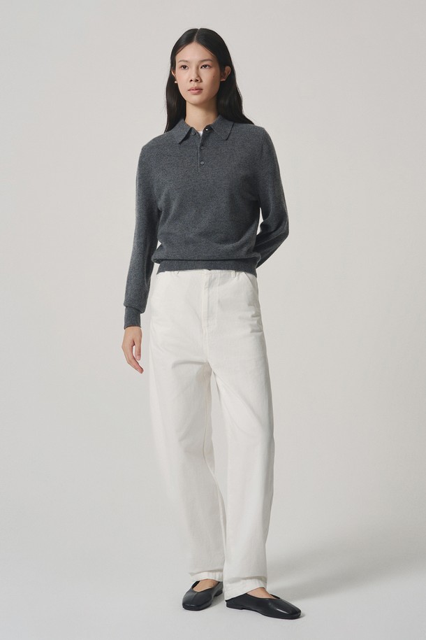 에로디 코튼 배럴핏 트라우저 화이트는 부드러운 면 소재로 제작되어 편안한 착용감을 선사합니다. 베이직하고 캐주얼한 스타일로, 산책룩이나 일상복으로 활용하기 좋습니다. 넉넉한 루즈핏과 배럴핏 디자인으로 트렌디한 무드를 연출하며, 봄, 여름, 가을, 계절에 맞춰 즐겨 입을 수 있습니다. 깨끗한 화이트 컬러는 다양한 상의와 매치하기 용이하며 미니멀, 클래식 스타일을 선호하는 여성분들께 추천합니다. 긴 기장감으로 다리가 길어 보이는 효과를 줍니다.
