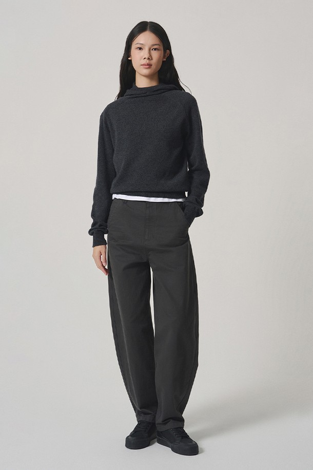 에로디 코튼 배럴핏 트라우저 차콜은 여성 의류로, 데일리룩에 활용하기 좋은 면 소재의 긴 바지입니다. 부드러운 촉감과 루즈핏으로 편안한 착용감을 선사하며, 봄, 가을에 적합합니다. 베이직하고 캐주얼한 스타일을 연출하기 좋으며, 배럴핏 실루엣이 특징입니다. 무지 디자인의 차콜 컬러로 다양한 상의와 매치하여 미니멀, 클래식 스타일을 완성할 수 있습니다.
