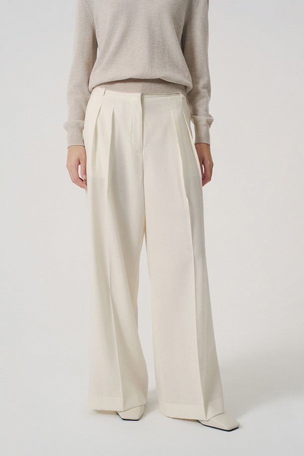 실비에 투턱 와이드 팬츠 아이보리는 여성 의류로, 베이직하고 미니멀한 스타일을 추구하는 분들께 적합합니다. 봄, 가을에 어울리는 긴 기장의 아이보리색 바지로, 일상생활과 출근, 모임룩 등 다양한 TPO에 활용 가능합니다. 여유로운 루즈핏과 투턱 디테일이 편안하면서도 세련된 실루엣을 연출하며, 미니멀, 클래식, 캐주얼 스타일을 모두 소화할 수 있습니다. 무지 디자인으로 어떤 상의와도 쉽게 매치하여 폭넓은 스타일링을 즐길 수 있습니다.
